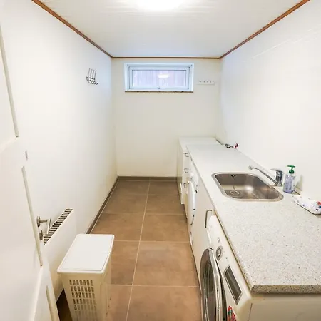 Apartamento Basement House For 4people With Full Kitchen & Free Parking *