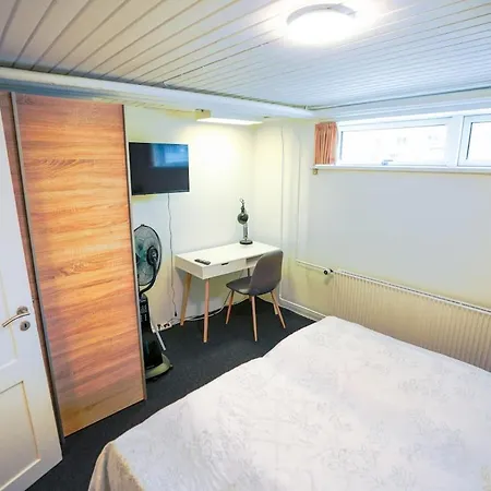 Basement House For 4people With Full Kitchen & Free Parking