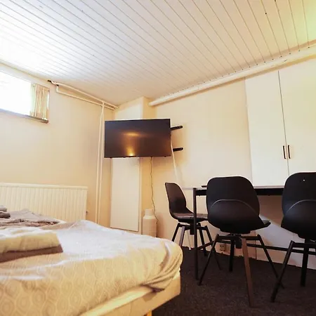 아파트 Basement House For 4people With Full Kitchen & Free Parking