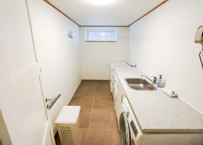 Apartamento Basement House For 4people With Full Kitchen & Free Parking *