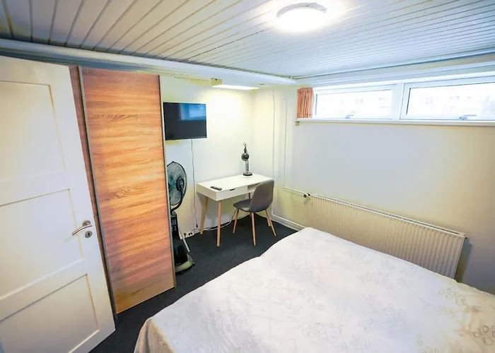 Basement House For 4people With Full Kitchen & Free Parking