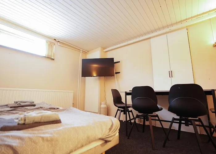 아파트 Basement House For 4people With Full Kitchen & Free Parking