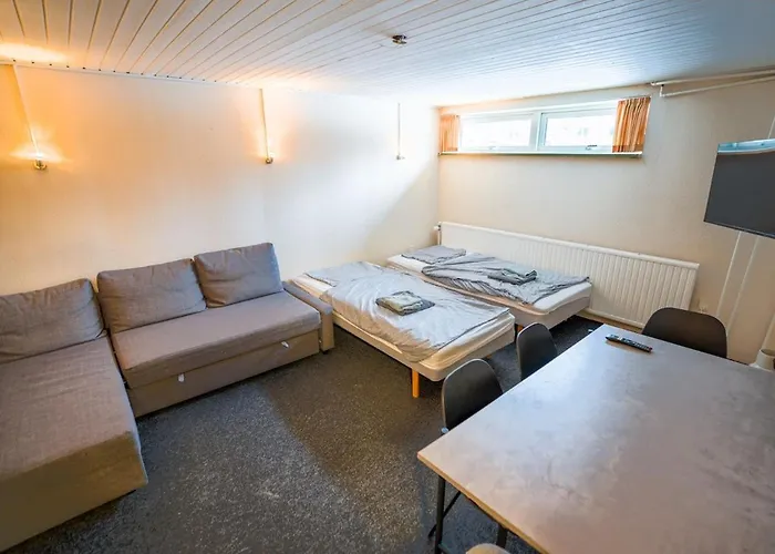 Basement House For 4people With Full Kitchen & Free Parking * 오덴세